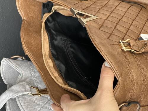 کیف بزرگ وی 